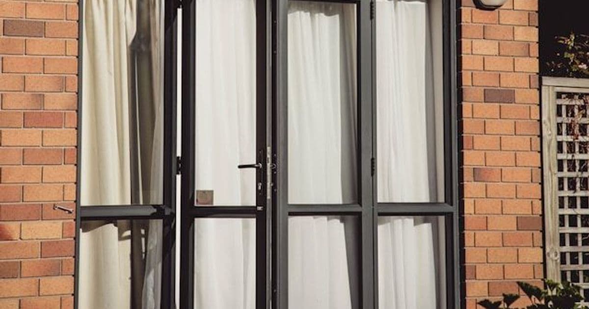 Schwarze Fensterrahmen an Hausfassade