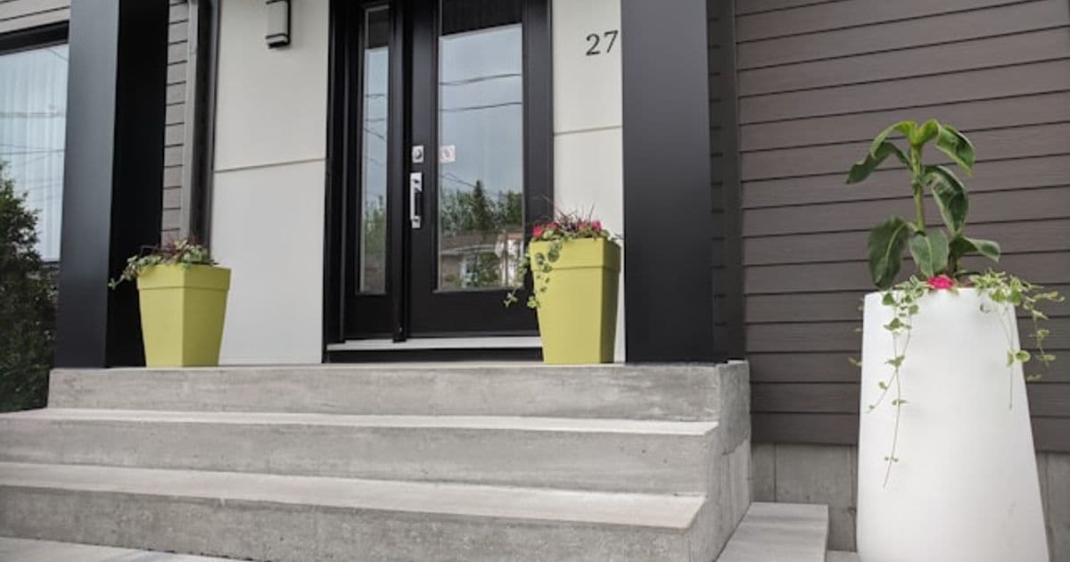 Aussenbereich schwarze Haustuere