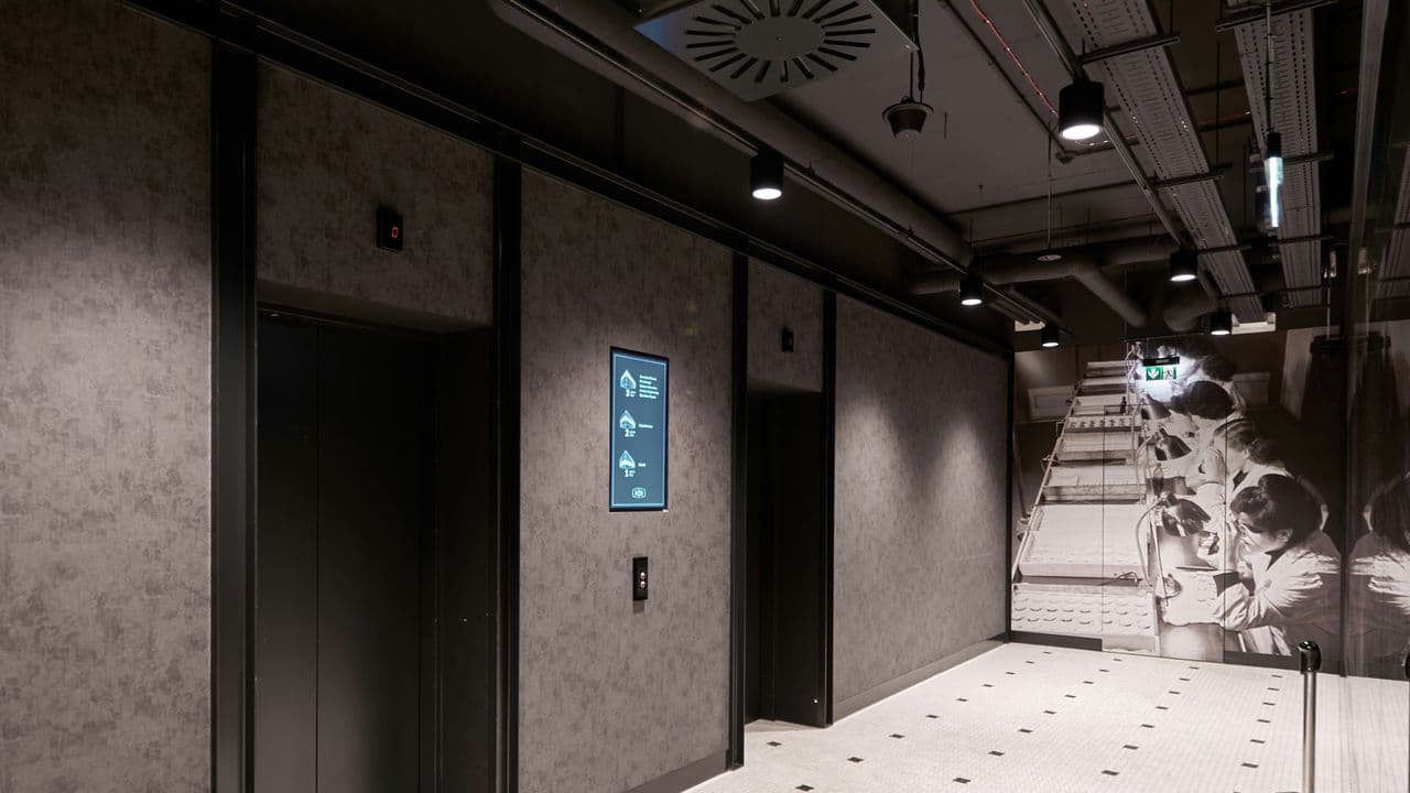 Aufzüge in Grau