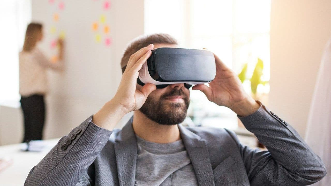 Mann mit einer VR Brille