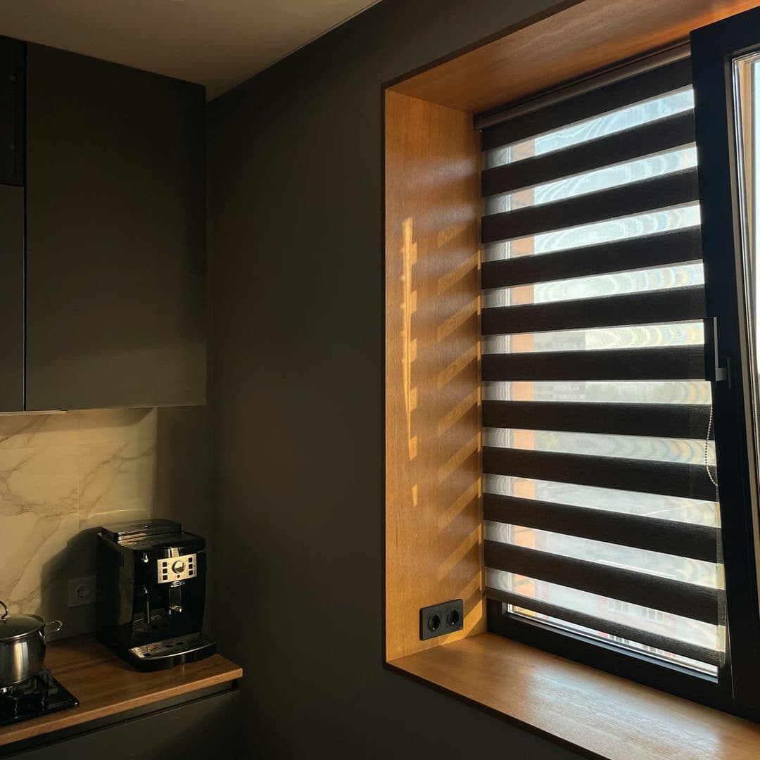 Fensterbank in Holztoptik rund ums Fenster