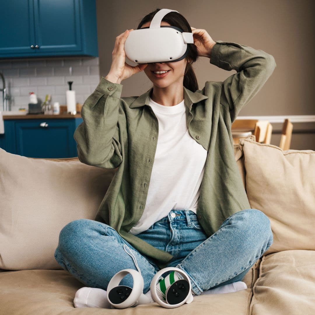 Eine Frau die eine VR Brille anhat