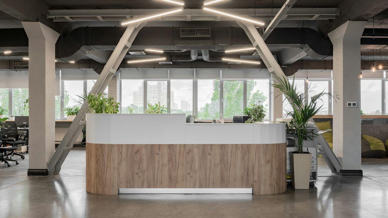 Empfang in Weiß und Holzoptik