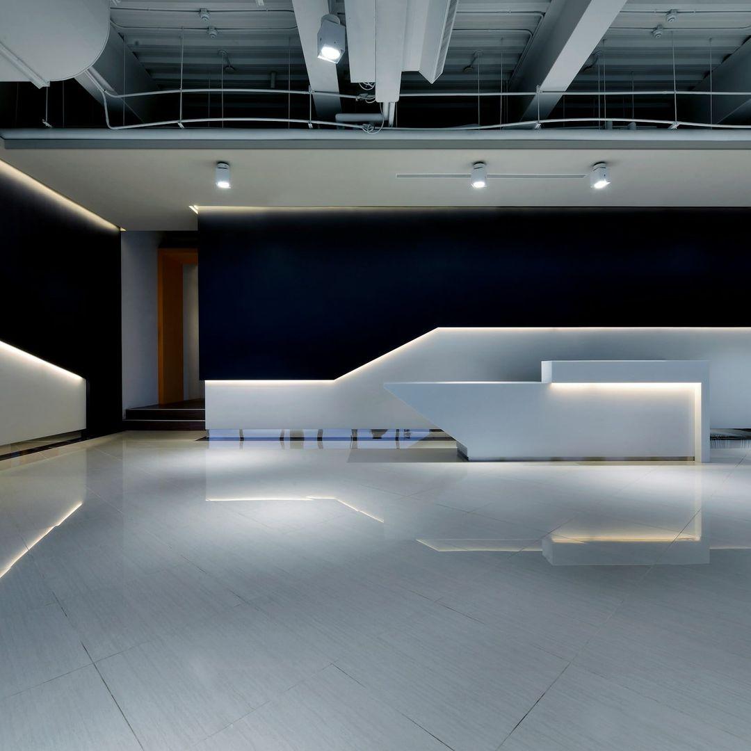 Große Empfangstheke in Weiß