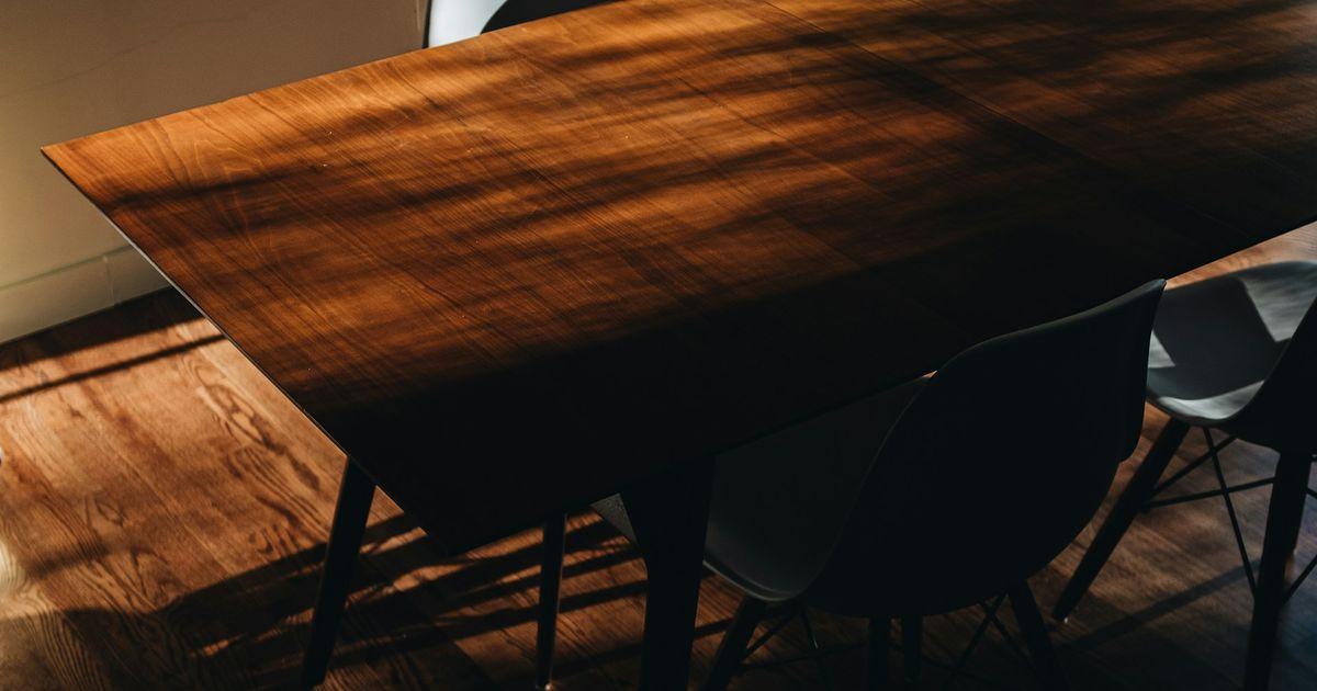 Tisch in Holz Dunkel