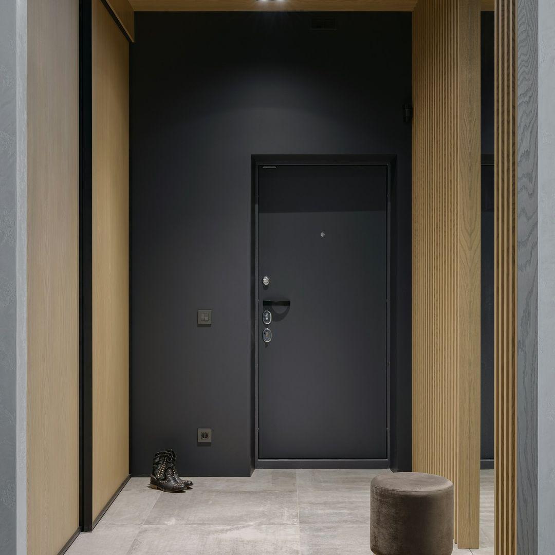 Türe und Wand in Schwarz