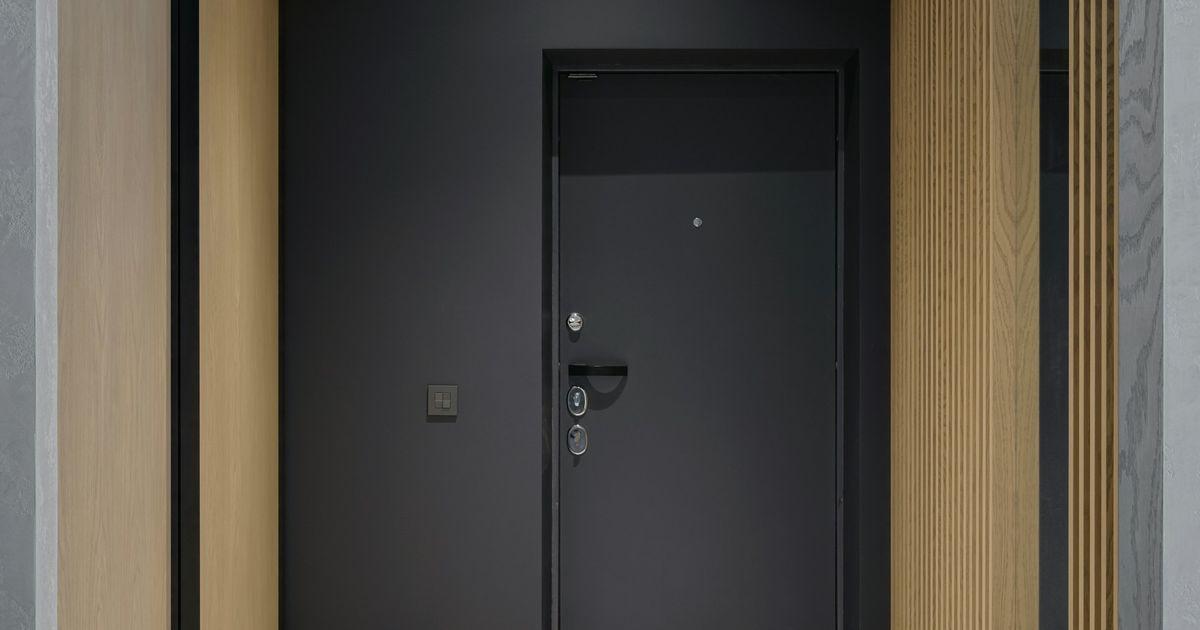 Türe und Wand in Schwarz